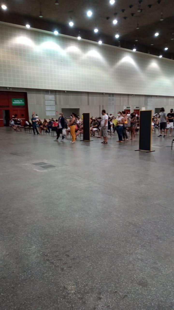 Estagiários se reúnem em fila para vacinação contra a Covid