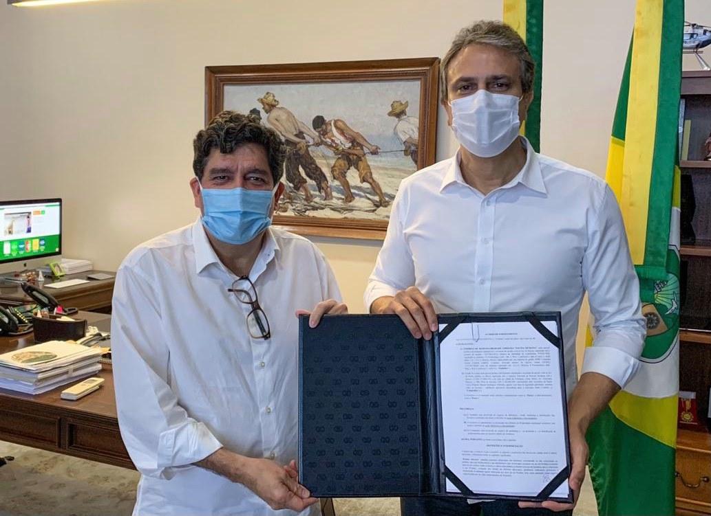 Dr. Cabeto e Camilo Santana segurando contrato para compra da vacina sputnik v