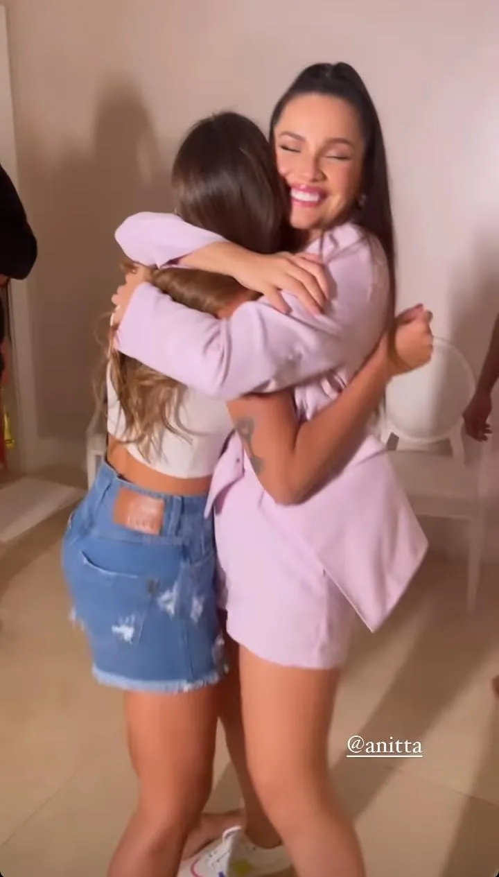 Juliette está hospedada na casa de Anitta, no Rio de Janeiro