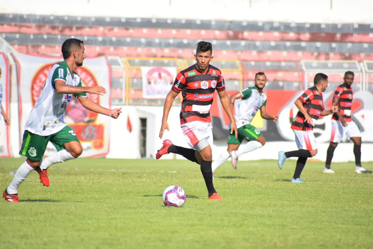 Atletas de Guarany de Sobral e Paragominas disputam bola