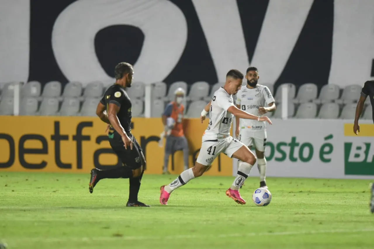 Atletas de Ceará  e Santos disputam bola