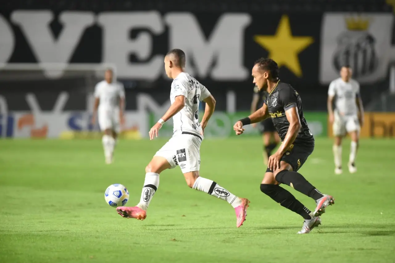 Atletas de Ceará e Santos disputam bola