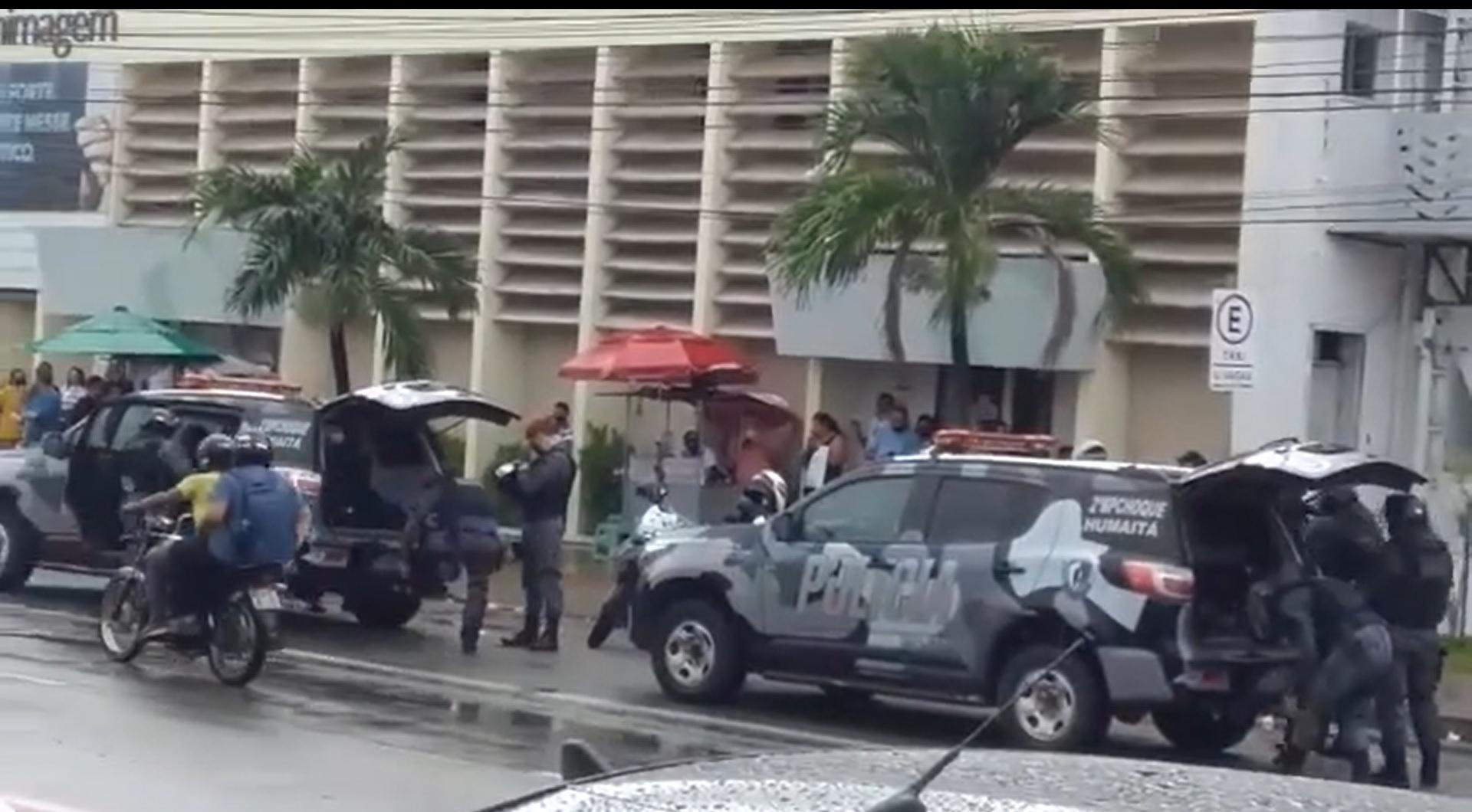 Veículos da Polícia no Centro de Fortaleza durante ação