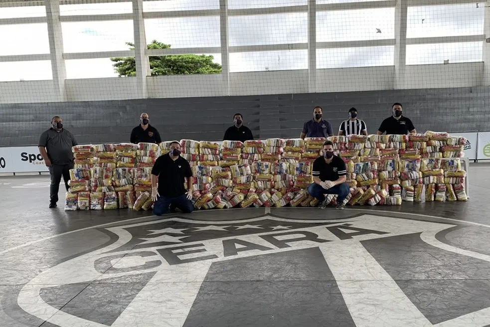 Foto com alimentos arrecadados de doação