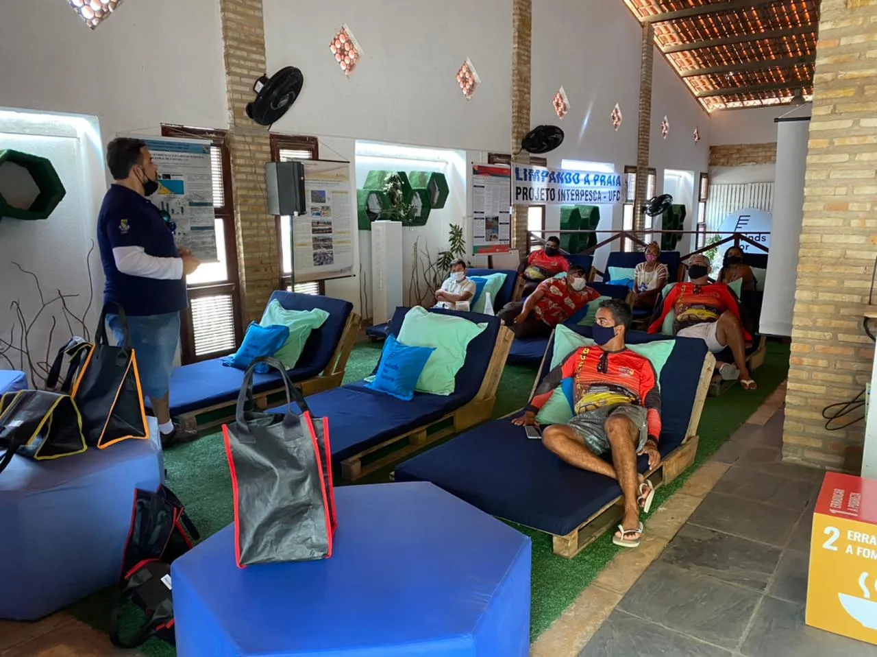Bugueiros de Caucaia receberam ecobags feitas a partir de lona de caminhão após a palestra