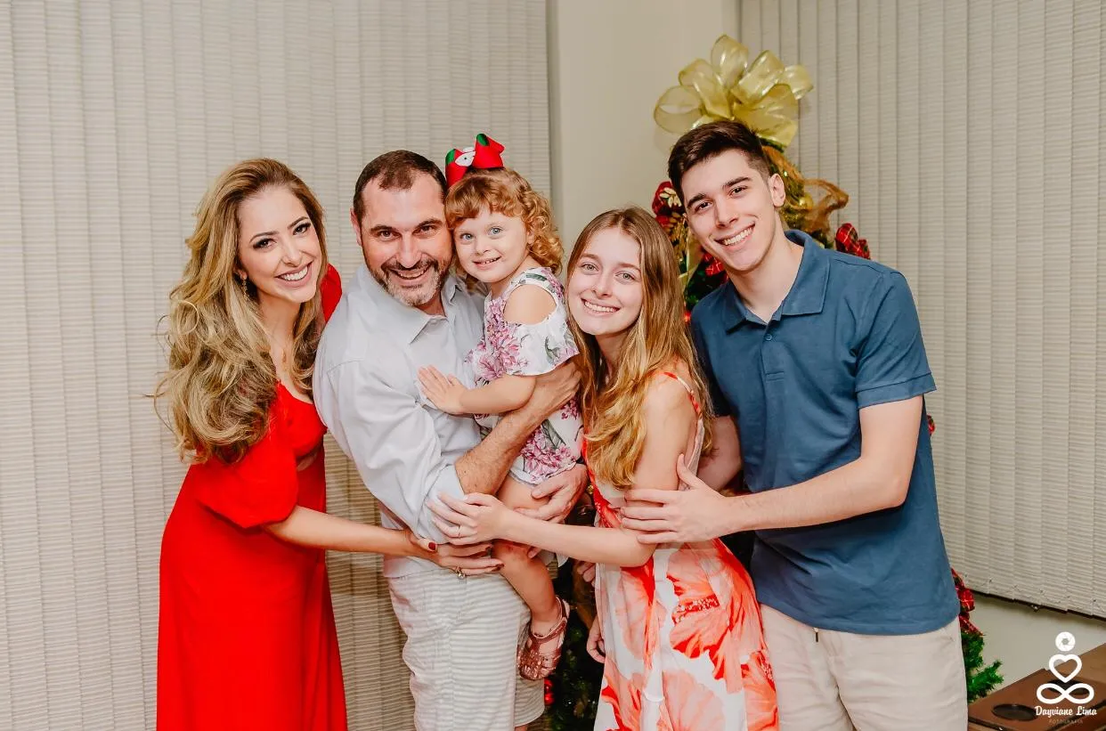 Marcela Fabrício com o esposo Juliano e os filhos, os gêmeos: Arthur e Giovanna e, a filha caçula, Dominique.