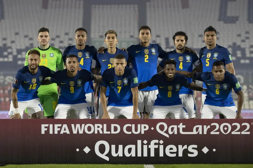 Foto da Seleção Brasileira com titulares em posição tradicional no futebol