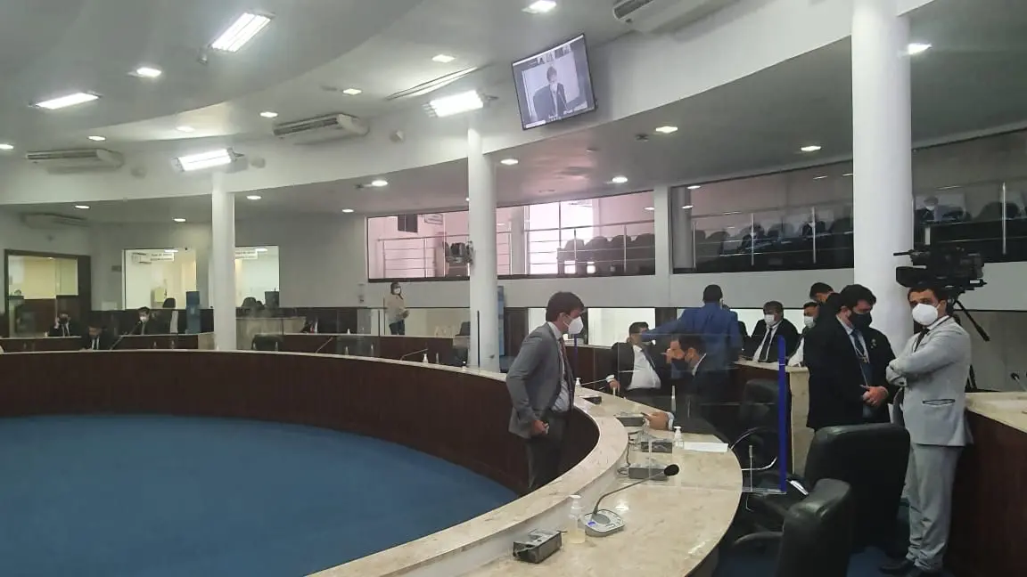 vereadores de máscara no plenário da Câmara Municipal de Fortaleza