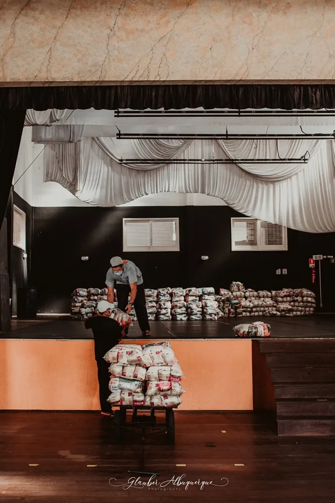 Cestas básicas sendo preparadas na sede da Edisca como parte da campanha Passos do Bem