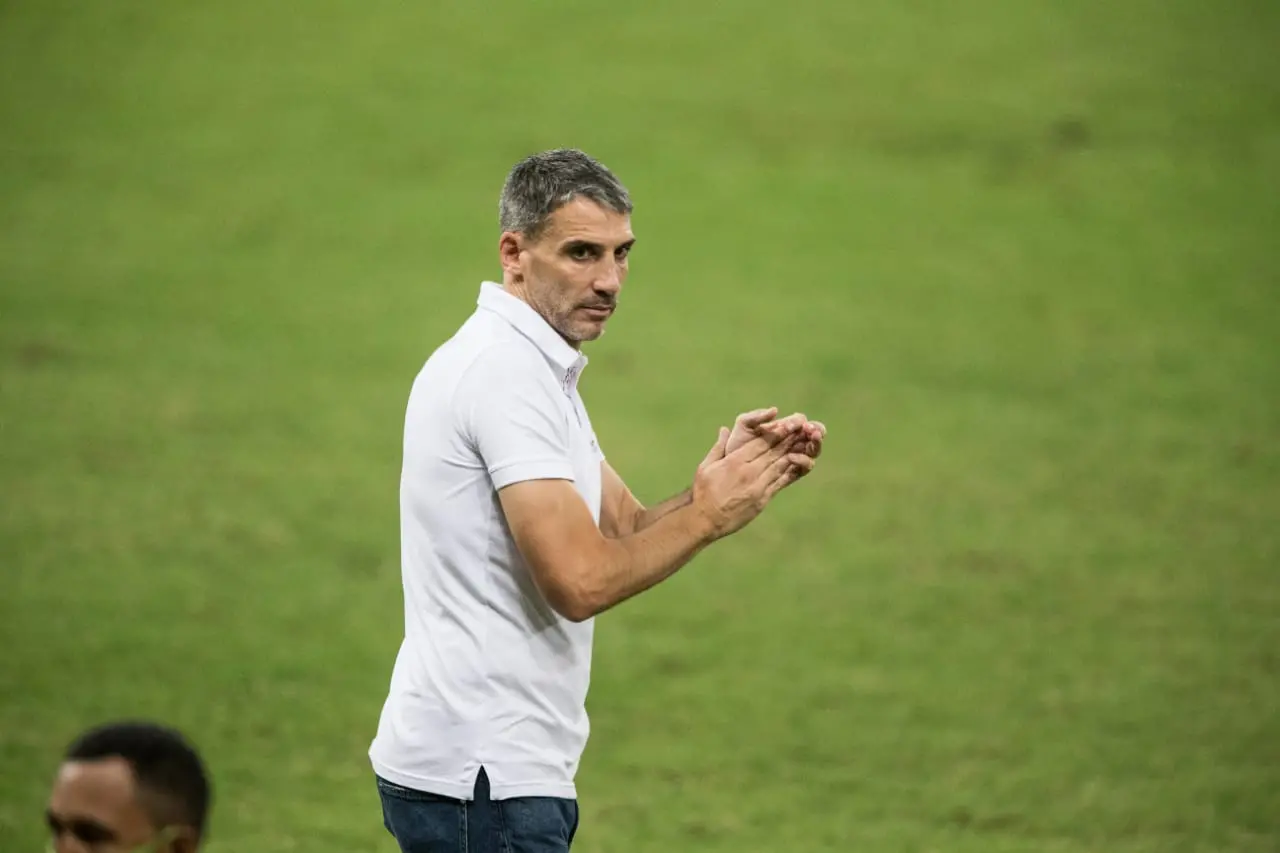 Vojvoda aplaude time à beira do campo