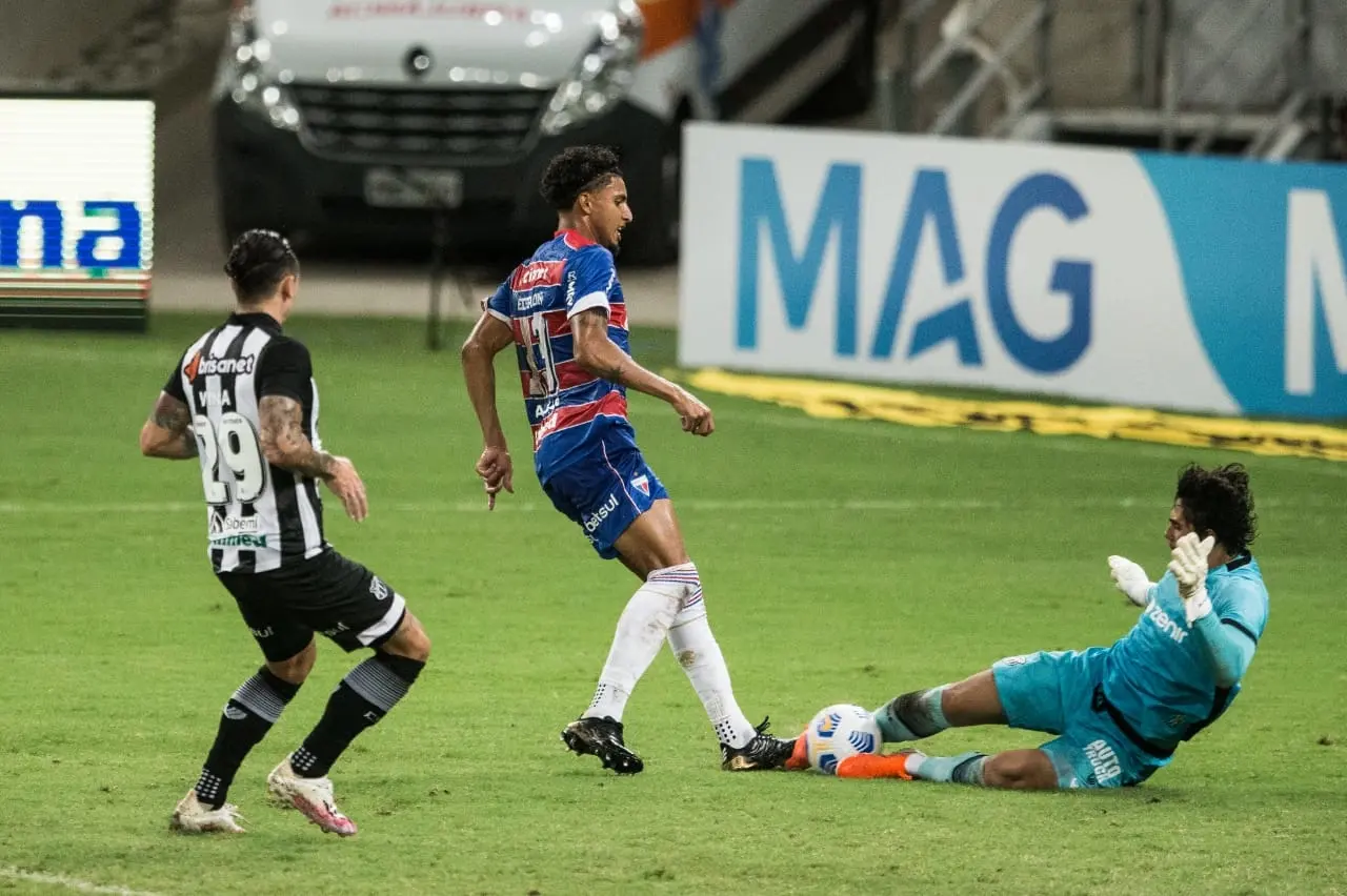 Imagem do momento da defesa de Richard em finalização de Éderson