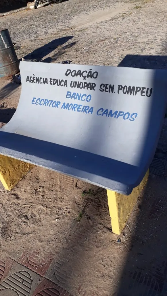 Banco na praça Cristina Pessoa onde está pintado o nome de um dos maiores expoentes da literatura cearense, o escritor Moreira Campos (1914-1994)