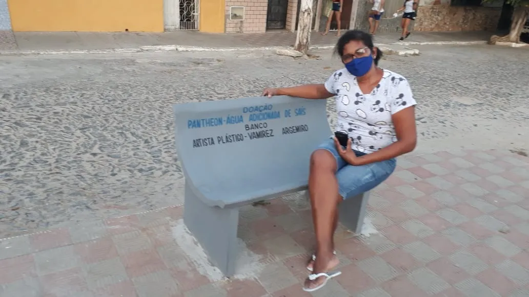 No total, 25 bancos integram a praça, aproximando toda a comunidade da arte e da cultura