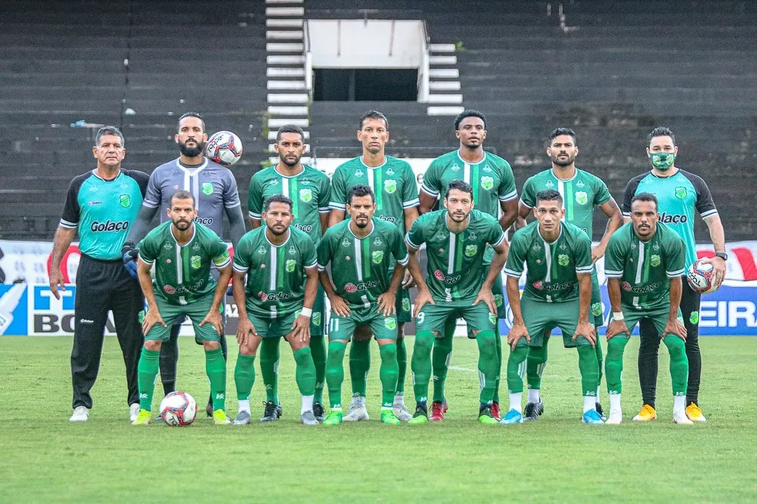 Elenco do Floresta perfilado antes do duelo contra o Santa Cruz, no último final de semana, pela Série C do Campeonato Brasileiro
