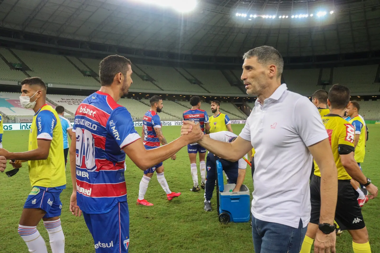 Vojvoda cumprimenta Bruno Melo em comemoração