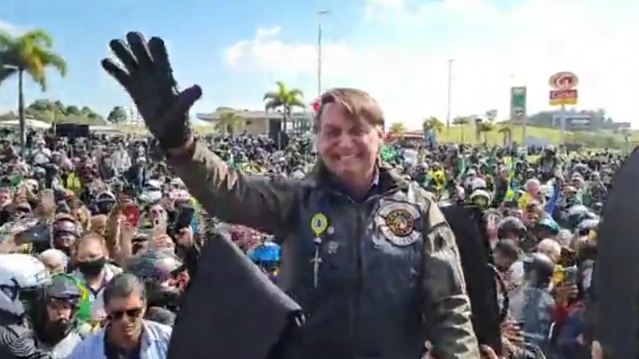 O estado de São Paulo afirma que equipes da Saúde e Segurança Pública flagraram o presidente sem o equipamento de segurança obrigatório