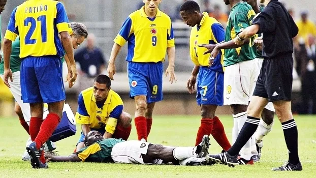 Marc-Vivien Foé teve um mal súbito contra a Colômbia, em junho de 2003, na semifinal da Copa das Confederações