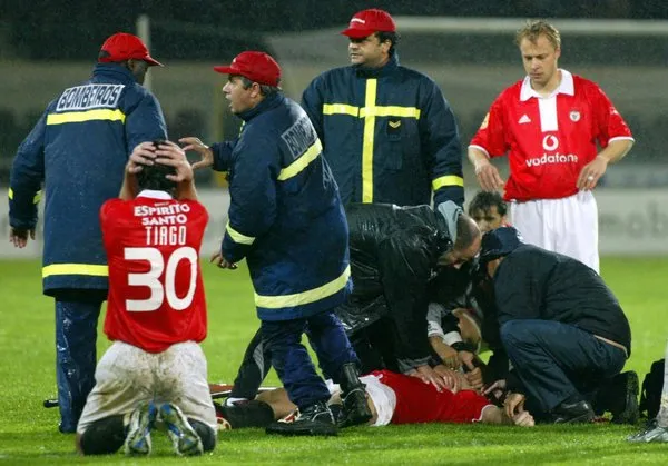 Miklós Fehér, em janeiro de 2004, teve um mal súbito dentro de campo e faleceu