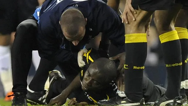 Fabrice Muamba, aos 23 anos, teve uma parada cardíaca dentro de campo