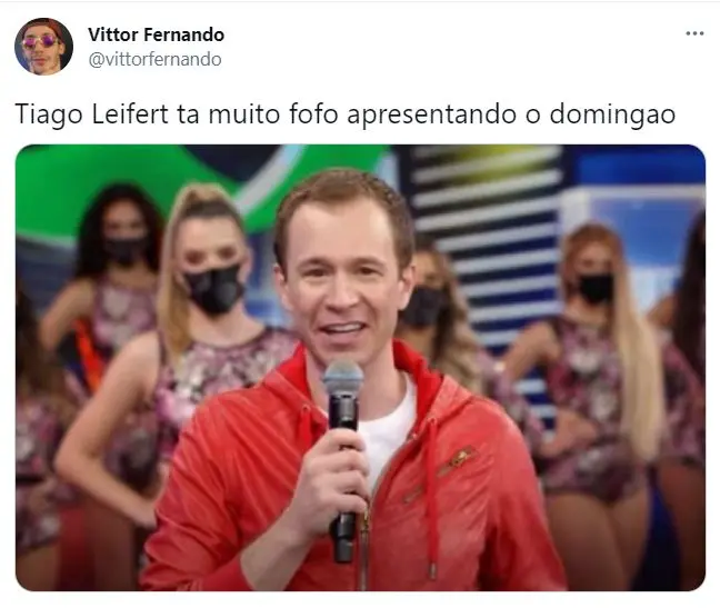 usuário do twitter elogiando tiago leifert no faustão