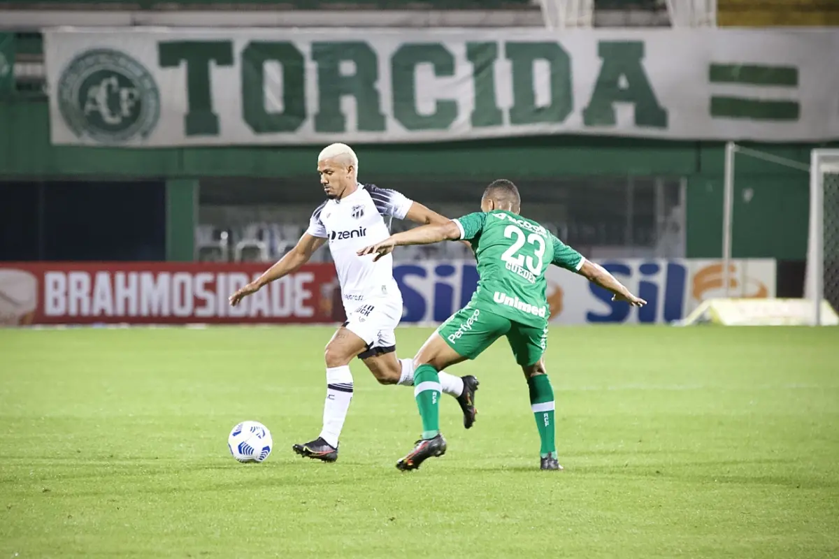 Fernando Sobral com a bola dominada