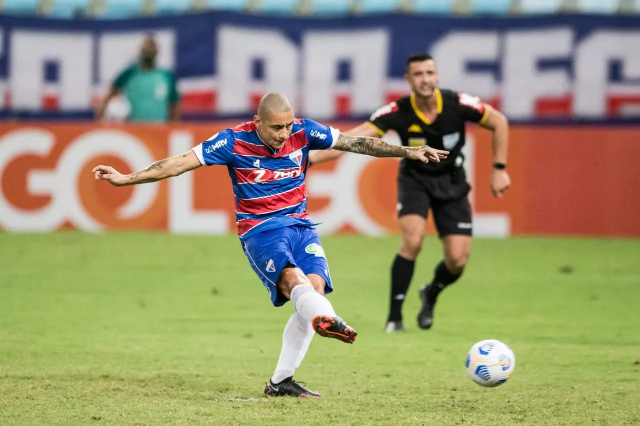 Momento da cobrança de pênalti de Wellington Paulista