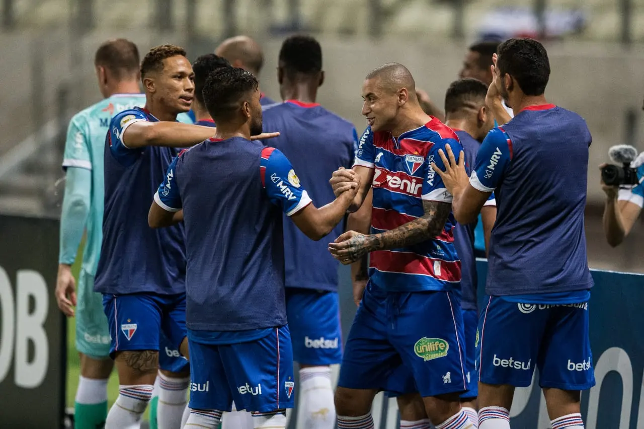Atletas do Fortaleza comemoram gol