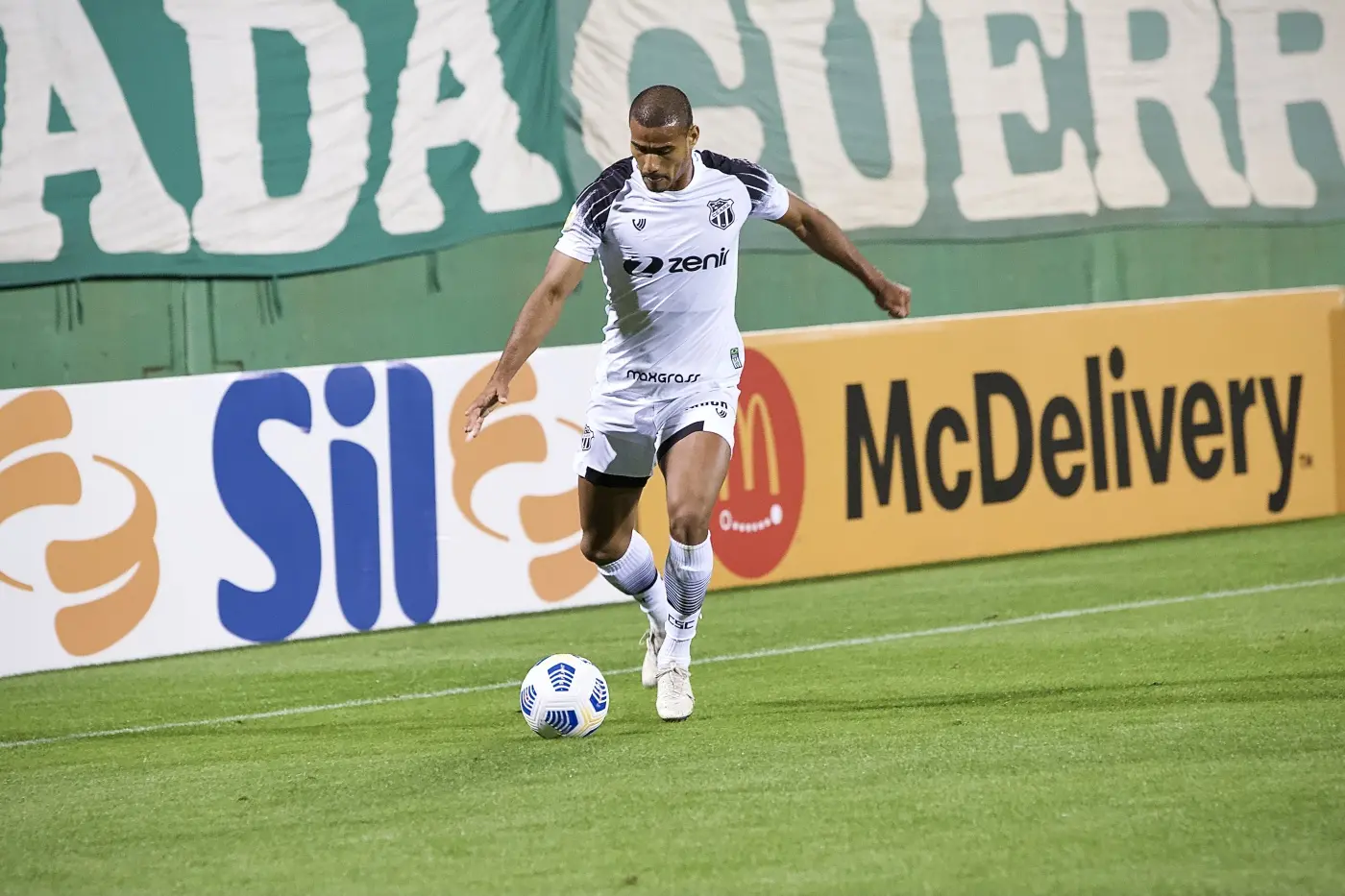 Gabriel Dias observa bola e se prepara para fazer cruzamento