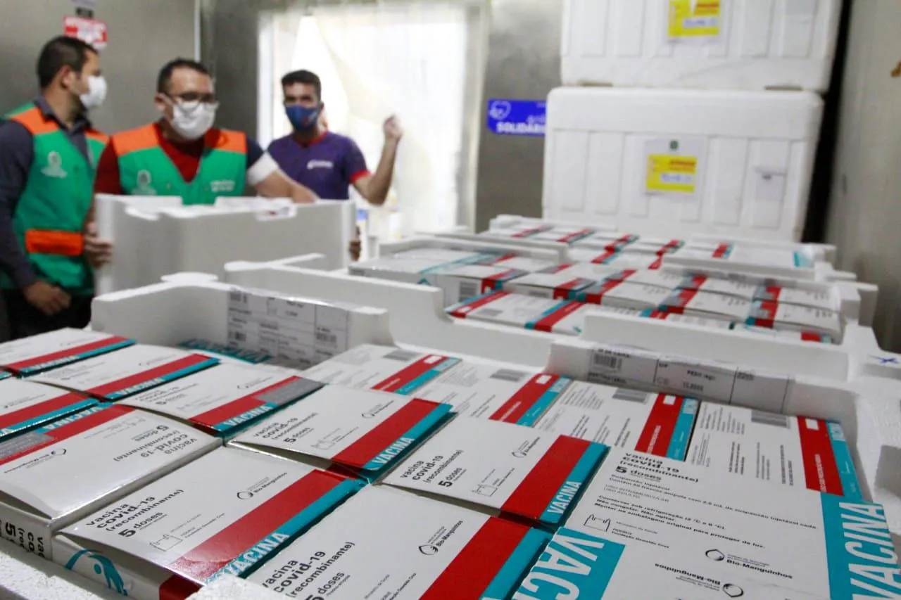 A entrega de vacinas pelo Governo Federal ocorre com limitações. Mas, tem crescido mês a mês.