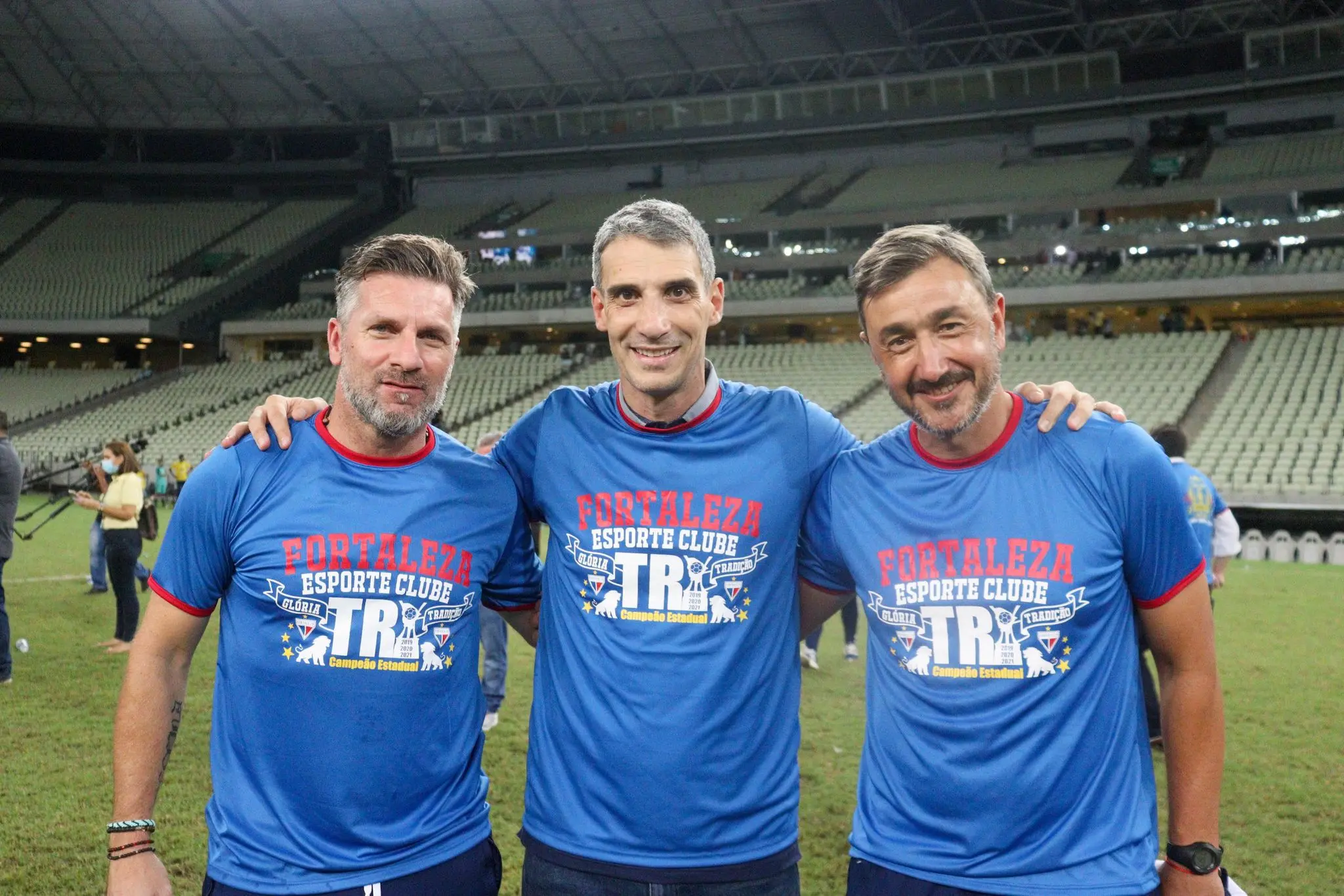 Vojvoda abraçado aos auxiliares