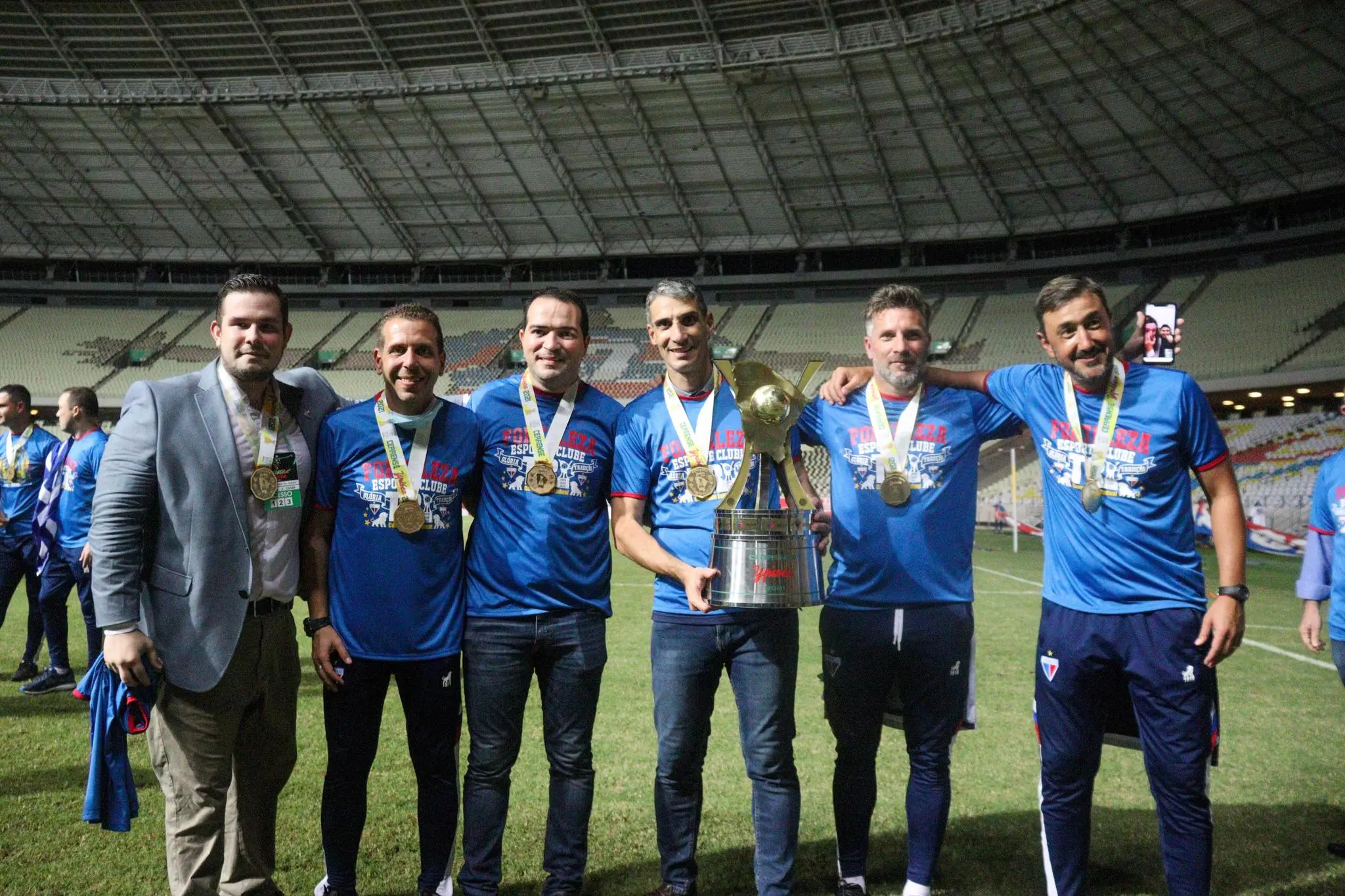 Comissão do Fortaleza com diretoria do clube