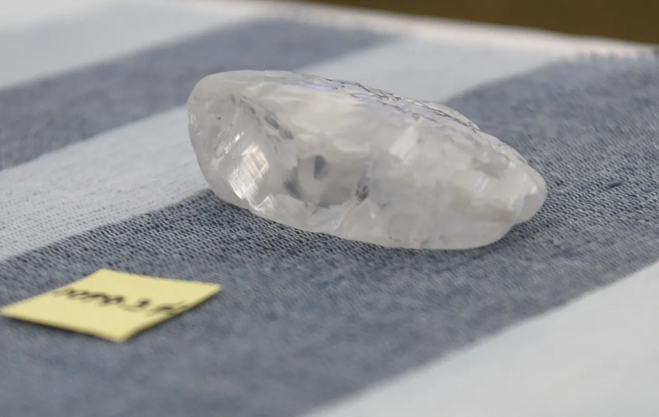 O diamante possui 1.098 quilates