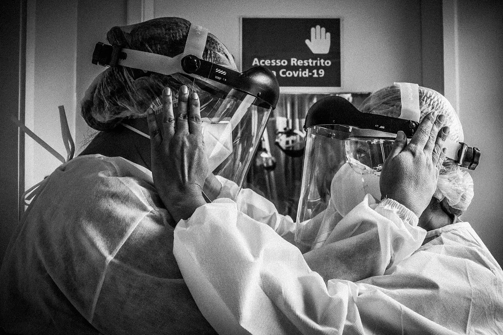 Ensaio fotográfico mostra a parceria das enfermeiras da linha de frente.