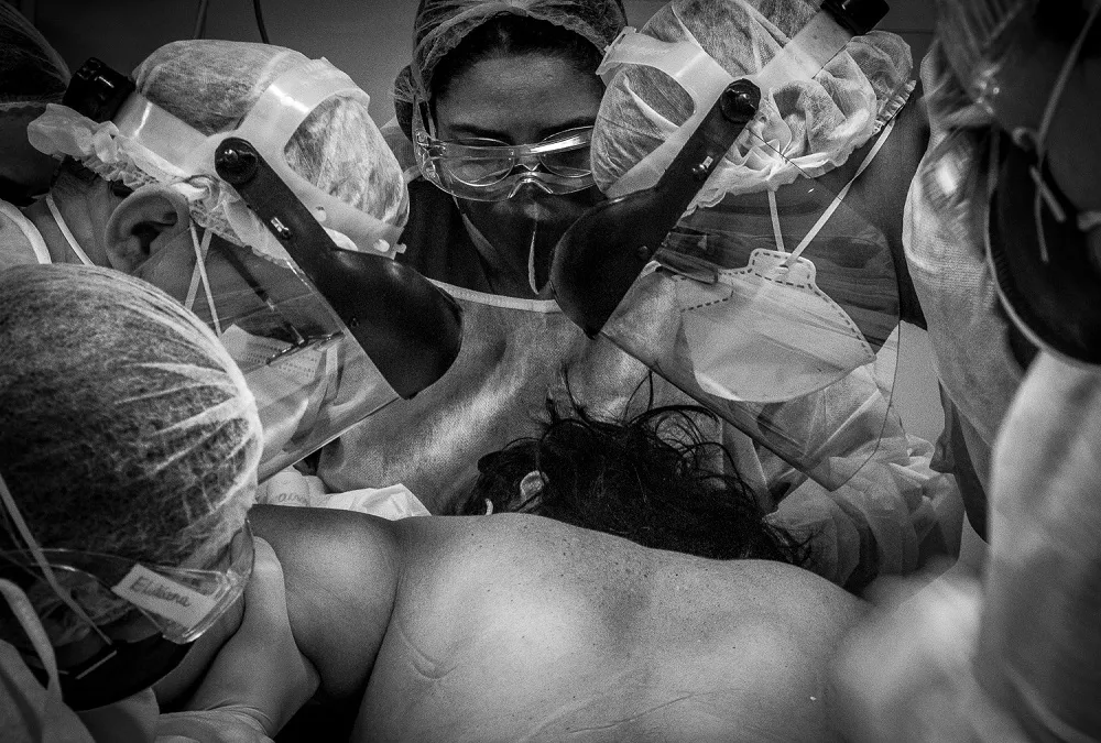 Pelas lentes de Marília Quinderé, o esforço coletivo de profissionais para salvar o 