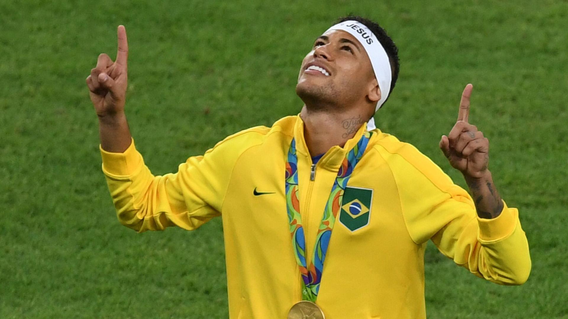 Neymar comemora medalha com braços apontados para o céu