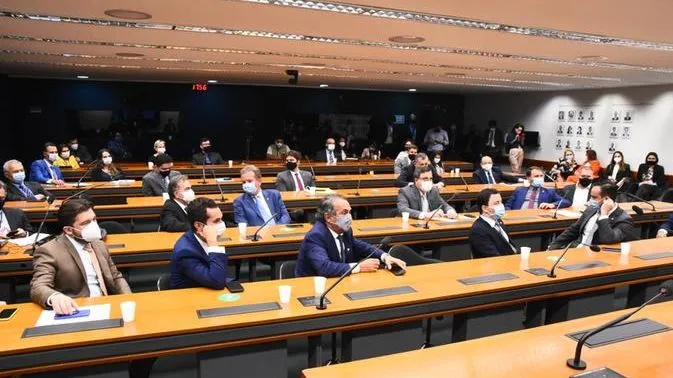 Dos 20 deputados federais cearenses que participaram da votação, 16 foram favoráveis a proposta