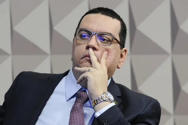 Alves é apontado como um dos coautores da nota informativa do Ministério da Saúde que dava orientações para 