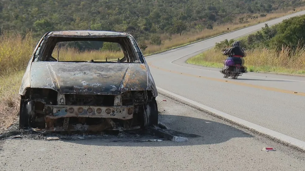 Carro abandonado queimado por Lázaro na BR-070, segundo a polícia
