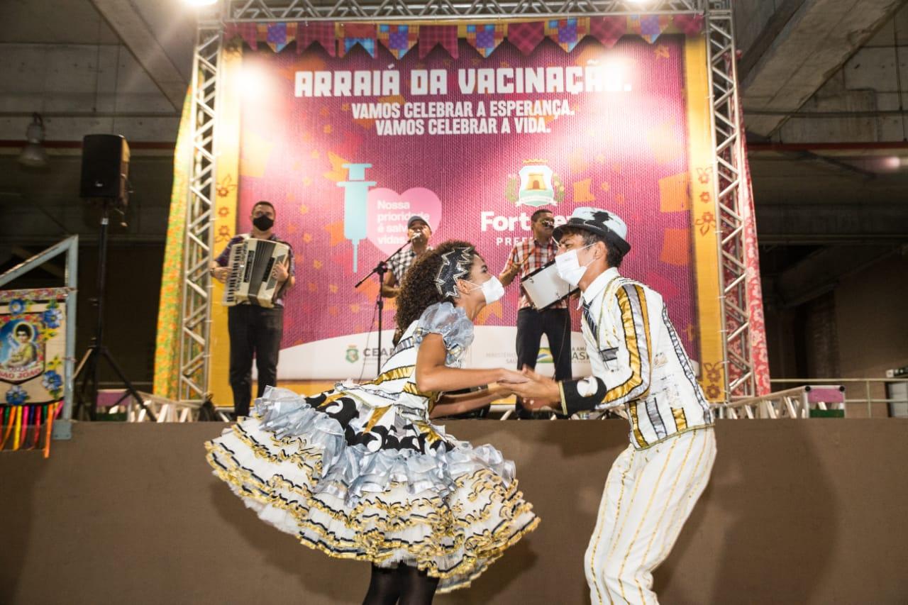 dançarinos se apresentando com banda de forró em arraiá da vacinação em fortaleza