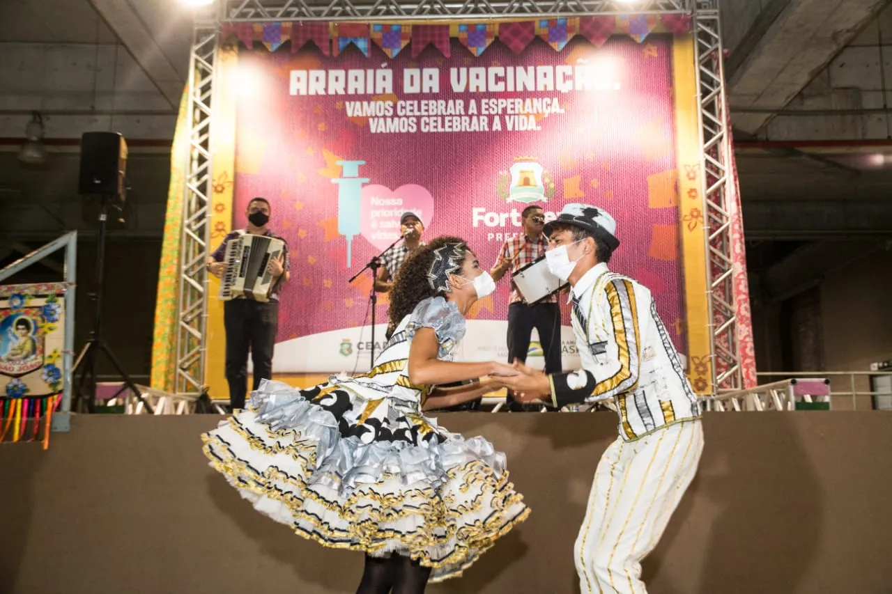 Apresentação de banda de forró anima quem espera a aplicação da vacina no Centro de Eventos
