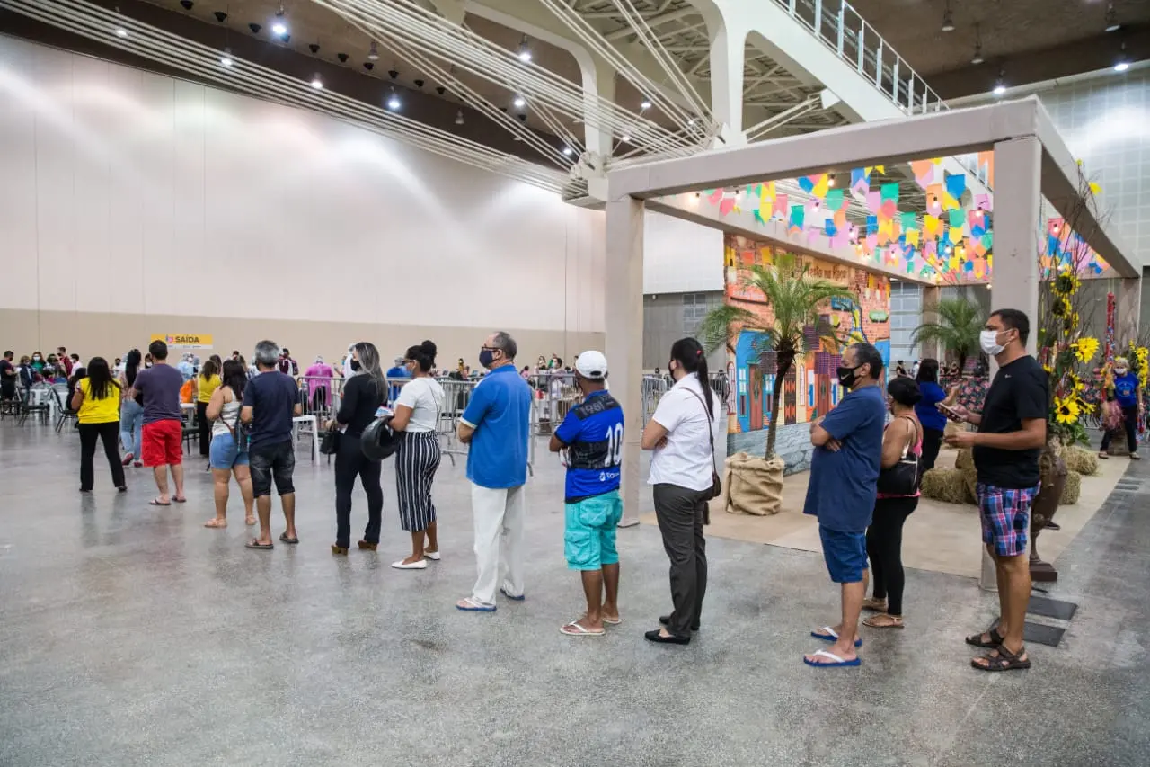 pessoas na fila para serem vacinadas no centro de  eventos durante arraiá da vacinação
