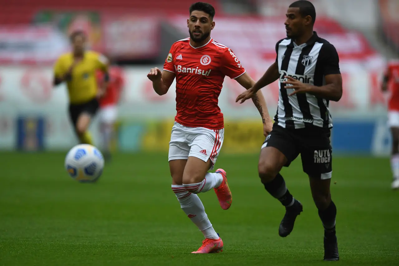 Atletas de Ceará e Internacional disputam a bola