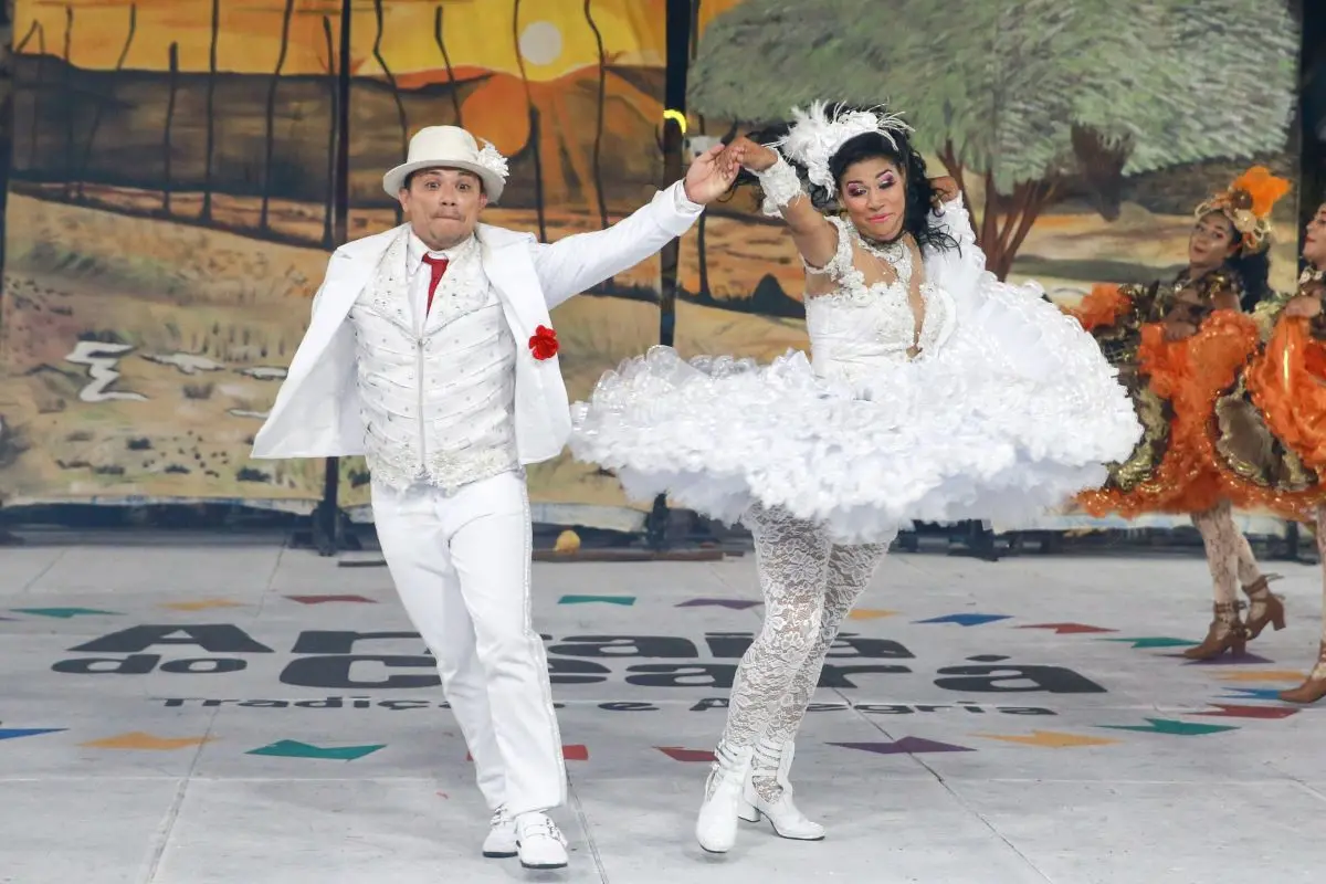 noivo e noiva da quadrilha junina dançando