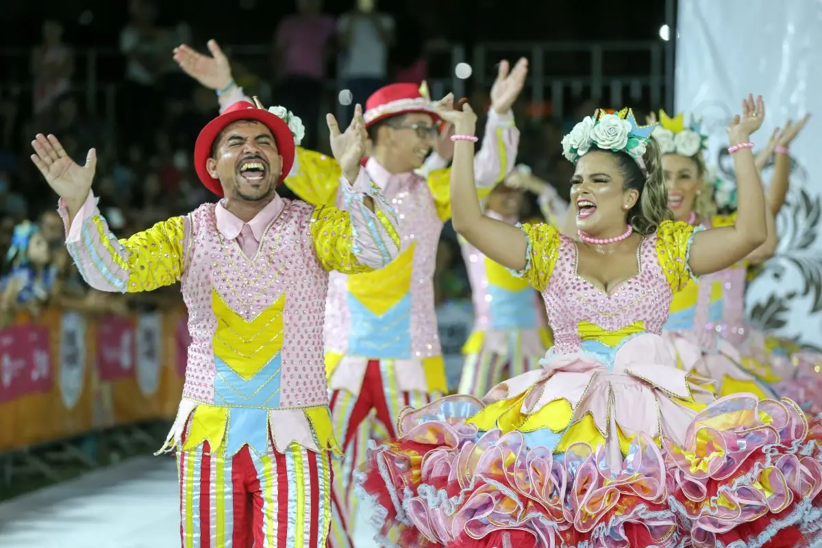 casais dançando quadrilha