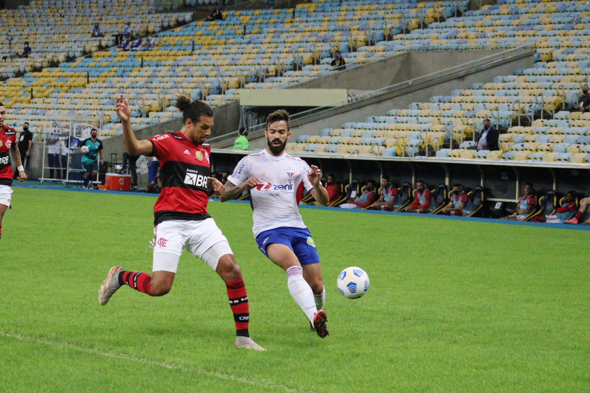 Matheus Vargas disputa de bola com Willian Arão