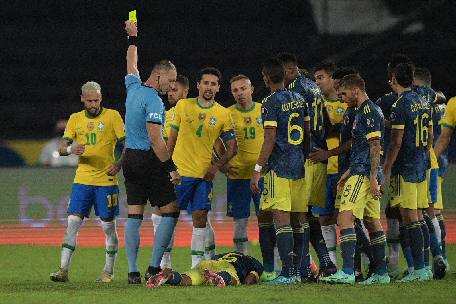 Atletas de Brasil e Colômbia são contidos pela arbitragem após lance de falta