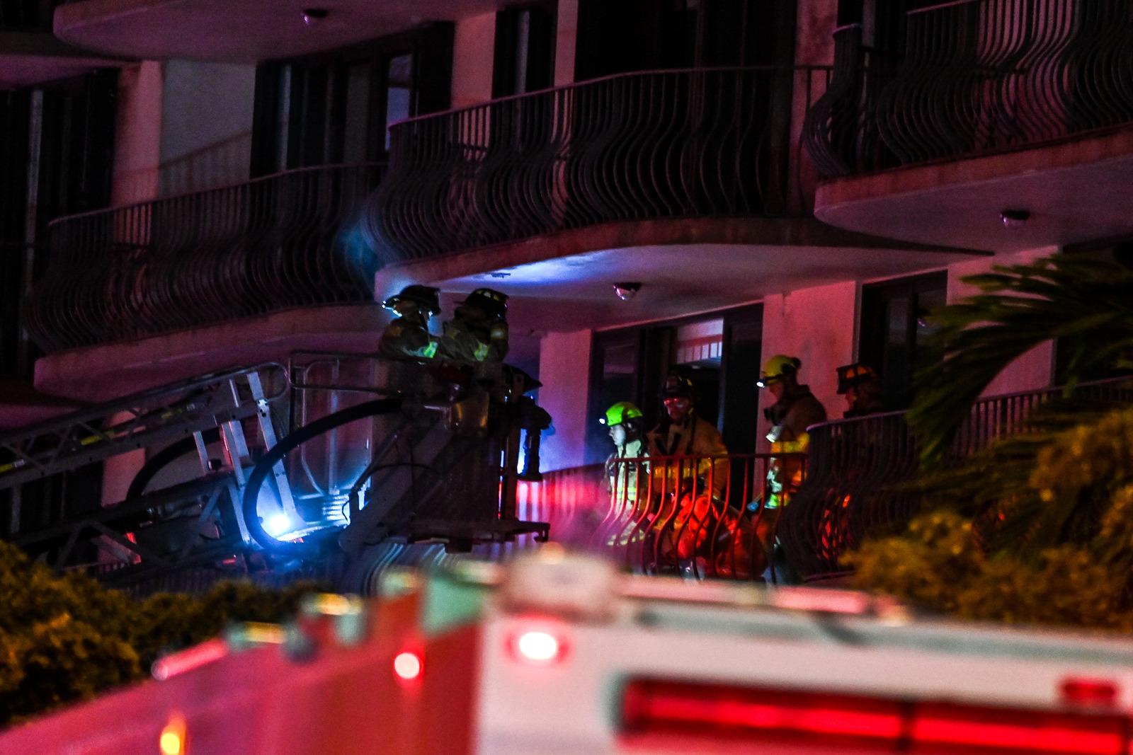 Bombeiros realizam resgate em prédio que desmoronou parcialmente, em Miami