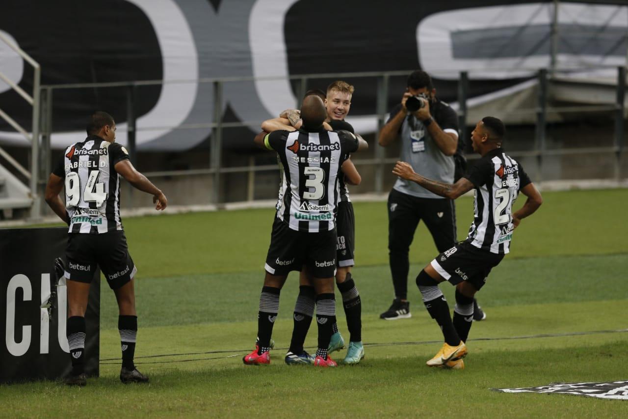 Jogadores do Ceará comemoram gol