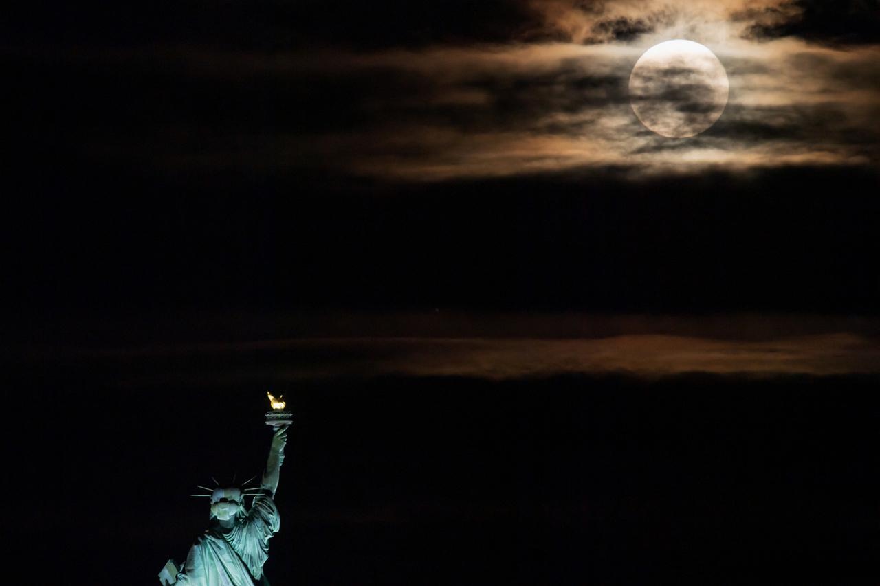 Lua de Morango em Nova York, na Estátua da Liberdade