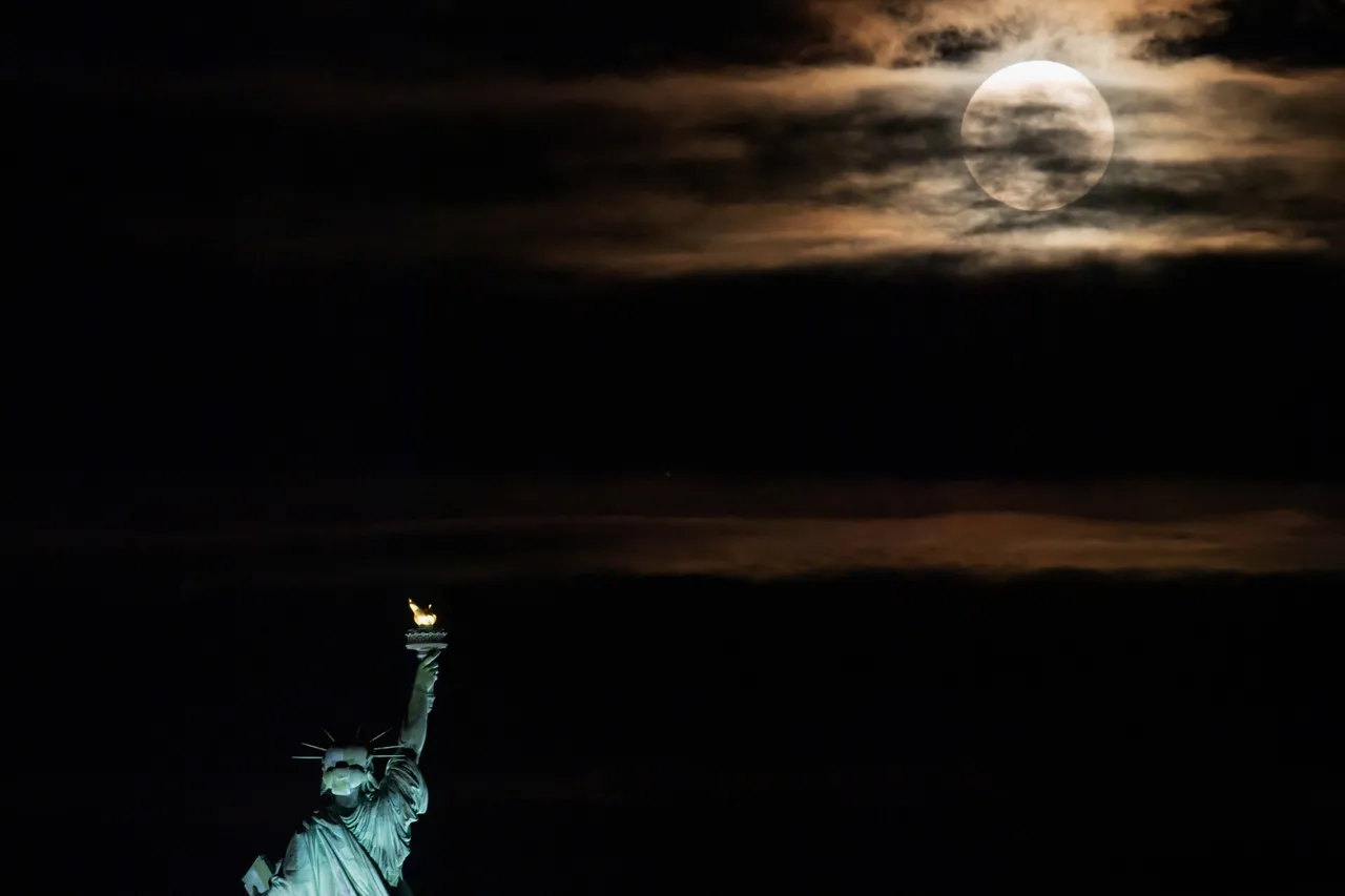 Nuvens atrapalharam a visão do fenômeno em Nova York, EUA